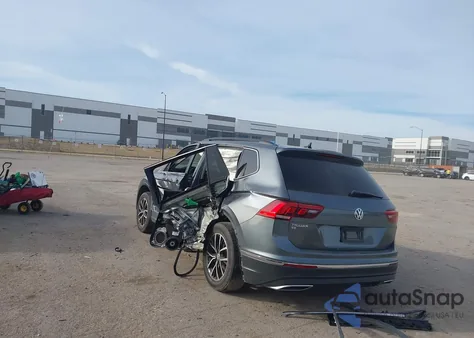 2021 Volkswagen Tiguan 2.0T Se/2.0T Se R-Line Black/2.0T Sel z USA, uszkodzony, nr VIN 3VV3B7AX6MM094384